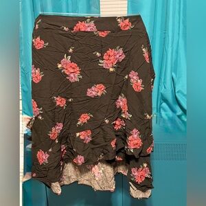 BNWT size 5 Torrid Black Floral Skirt with side stretch bands